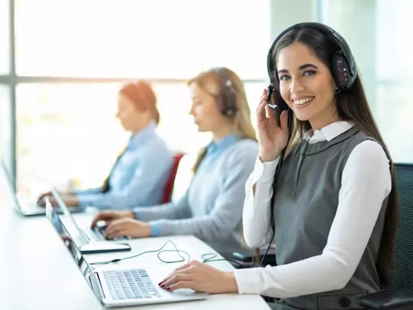 Support agent taking a call in an office